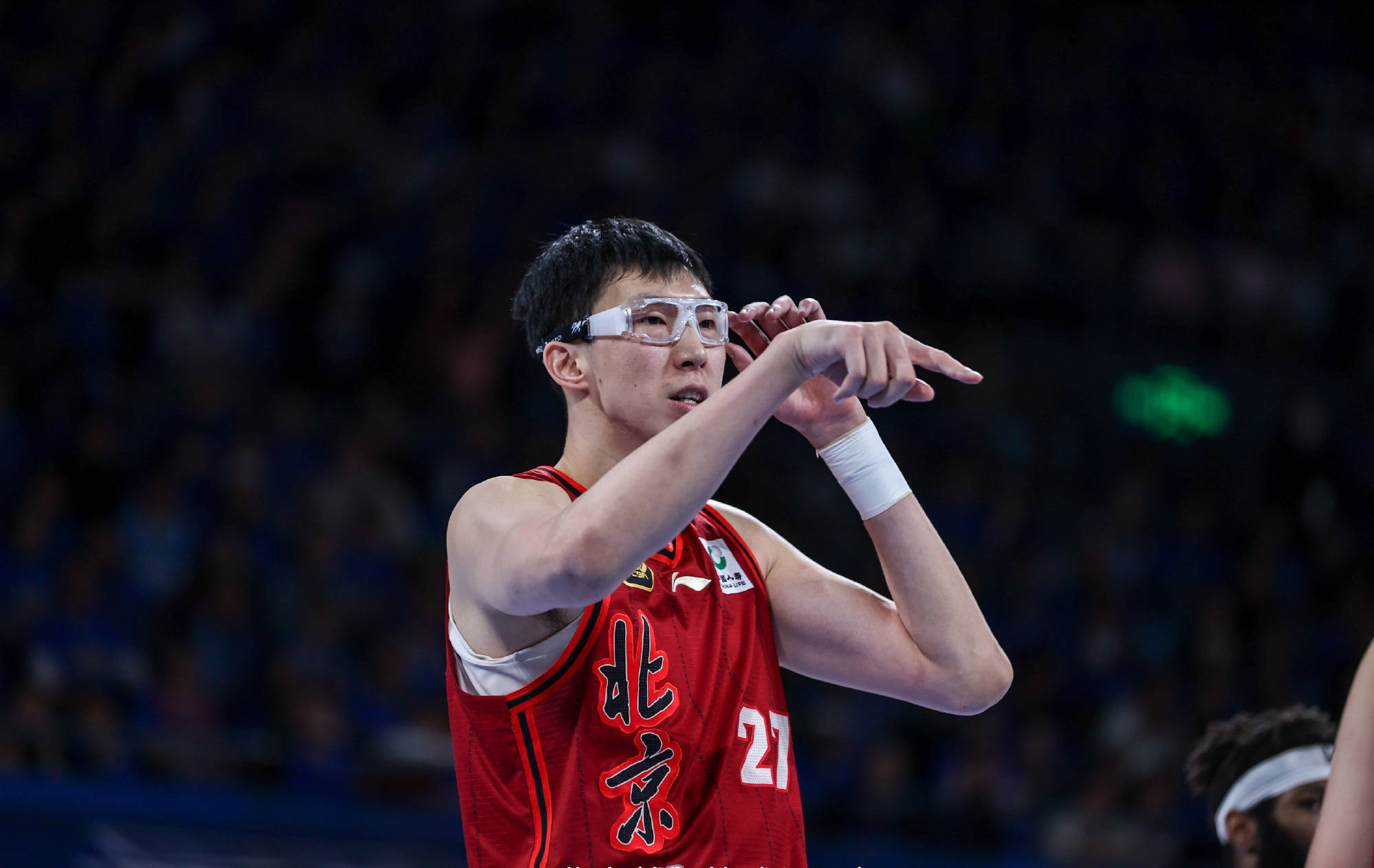 包含今晚北京首钢备战意甲；主帅复盘细节曝光；引发热议；身体对抗强度拉满的词条