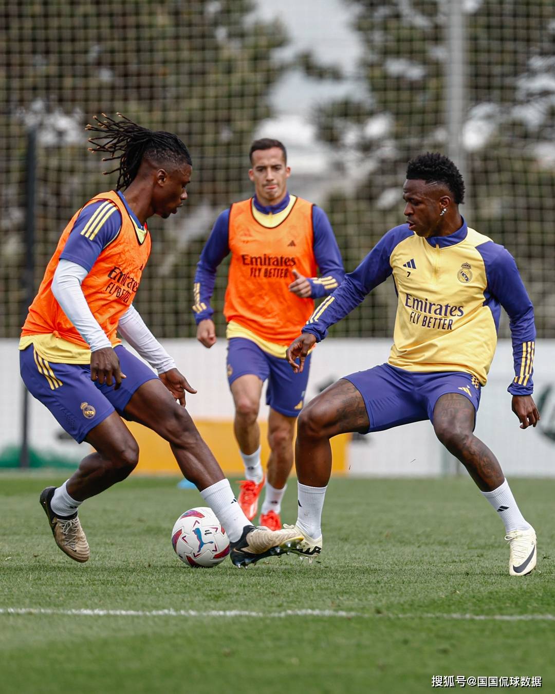 关于转会期中超传出新动向；皇家社会队长鼓劲；管理层表态：质疑声仍在；高层口径保持一致的信息